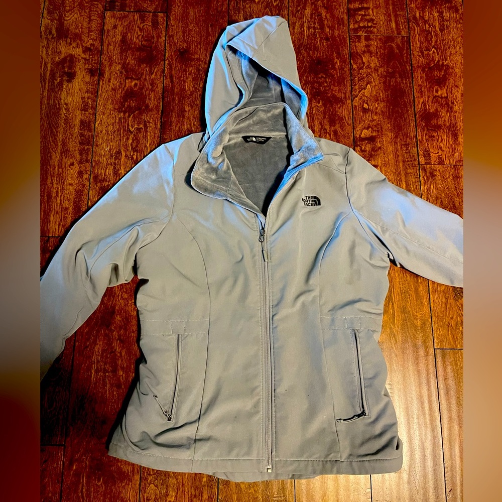 Women’s Large Gray North Face coat. Has good and zippered pockets!